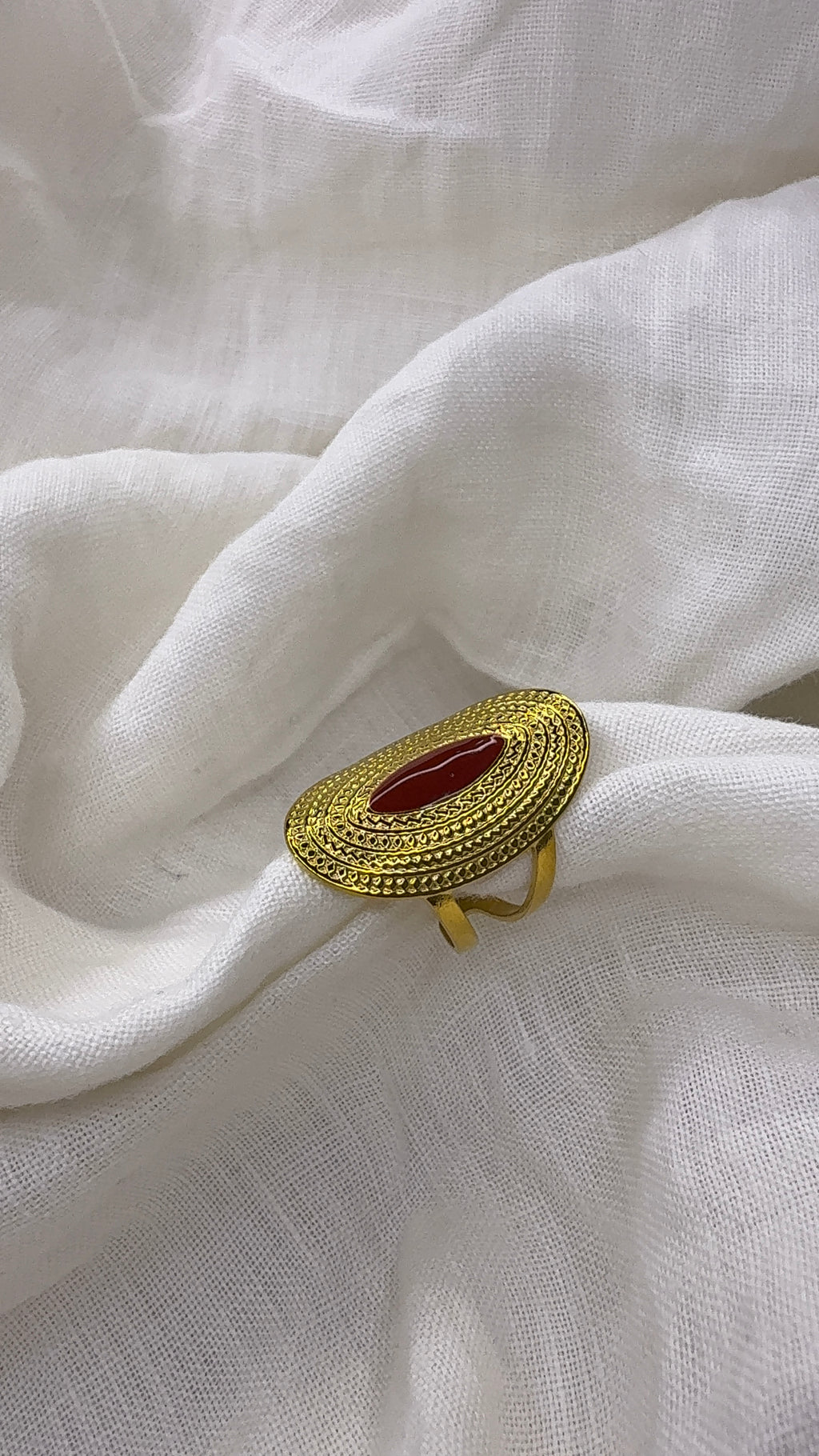 Bague allongée rouge