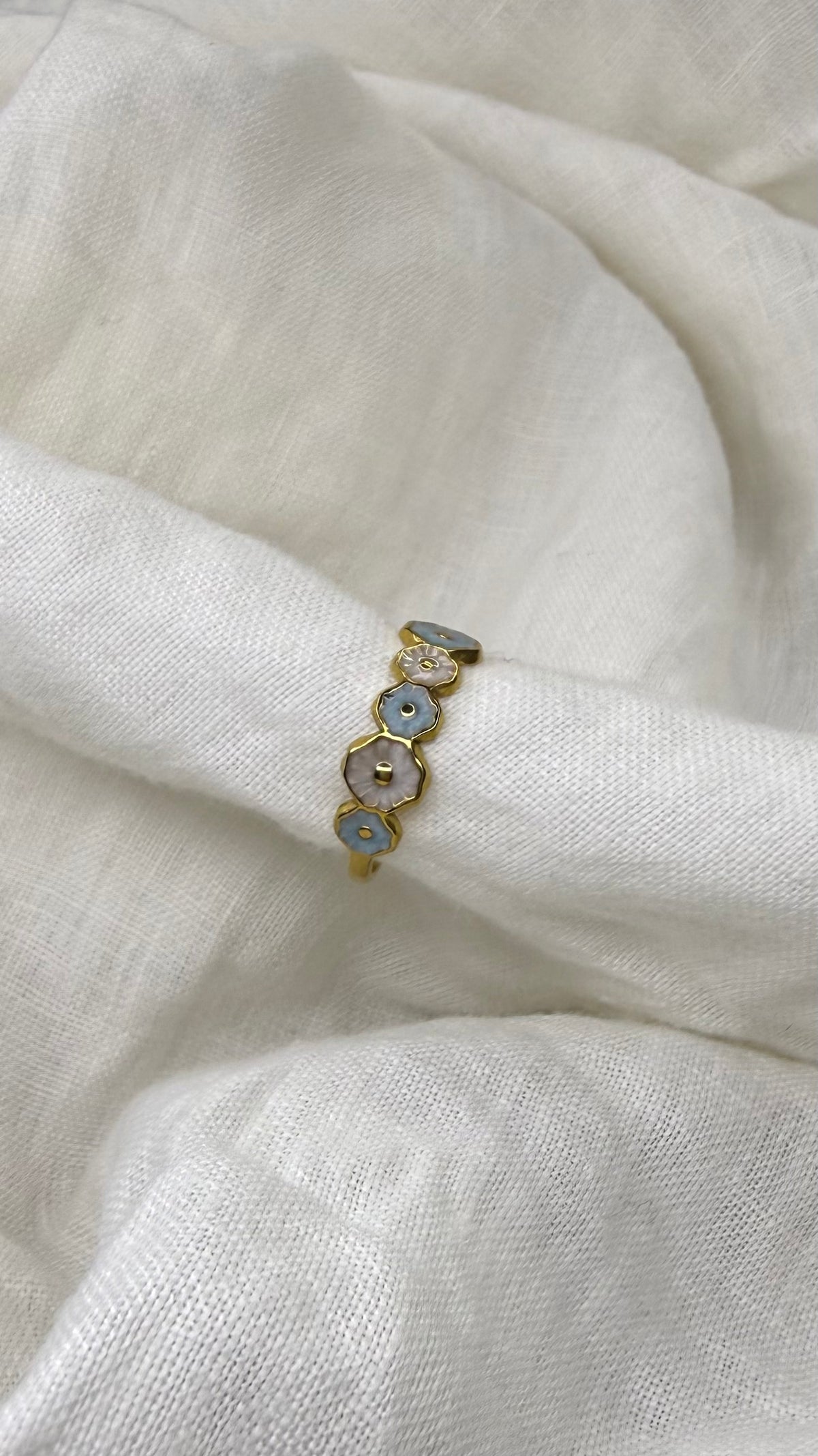 Bague fleurs blanches et bleues