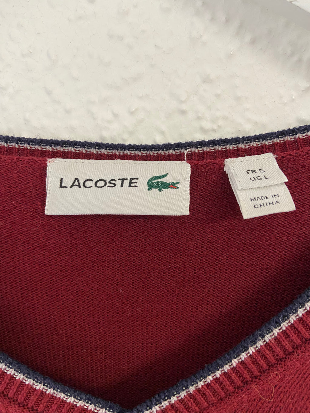 Pull col V Lacoste bordeaux taille L