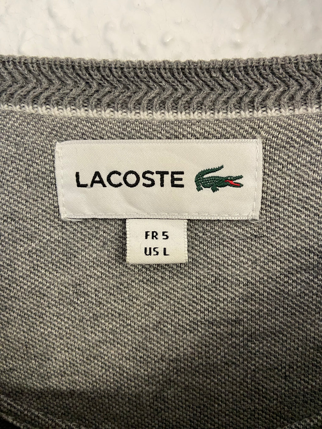 Pull gris Lacoste taille L col rond
