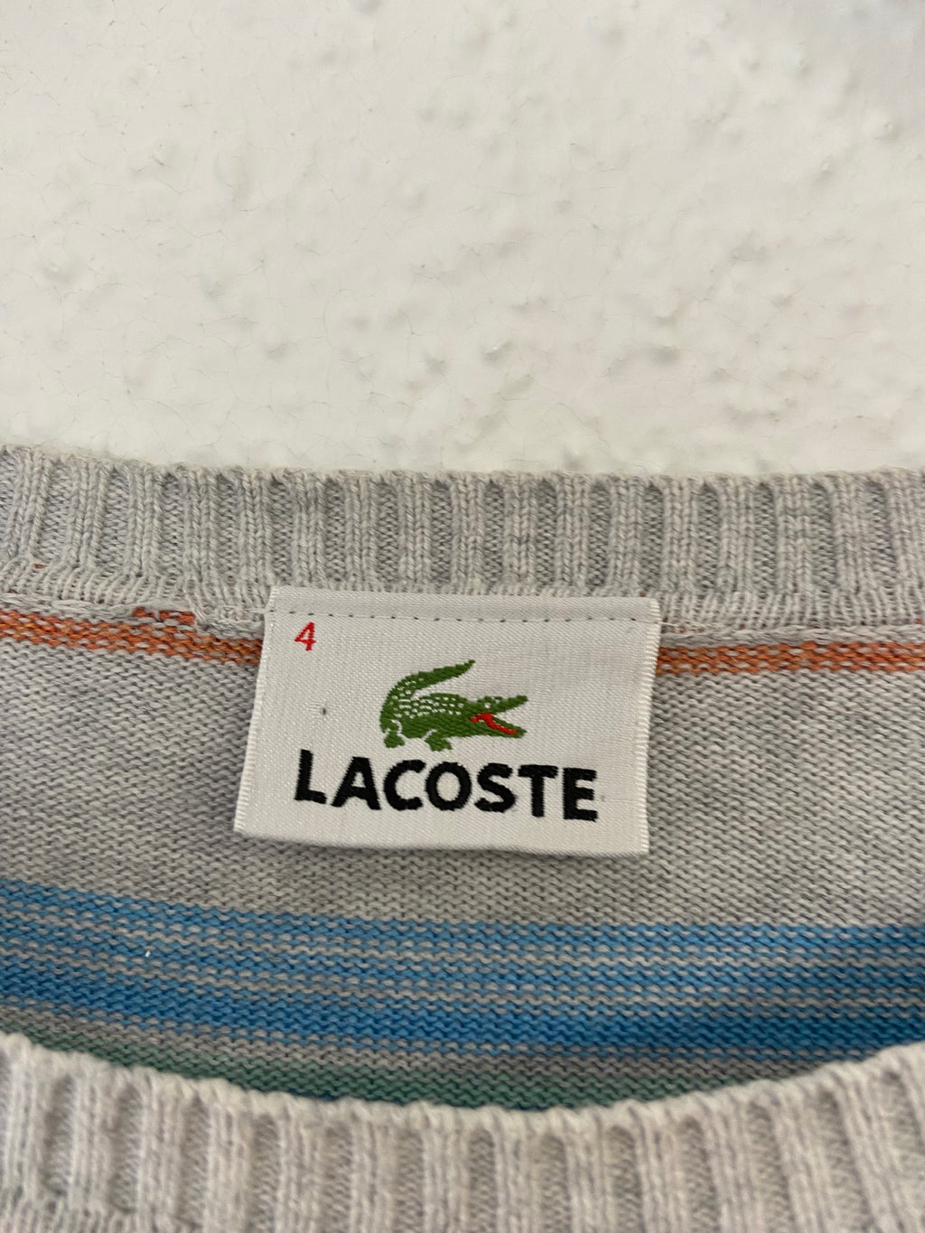 Pull gris bleu et orange Lacoste taille M