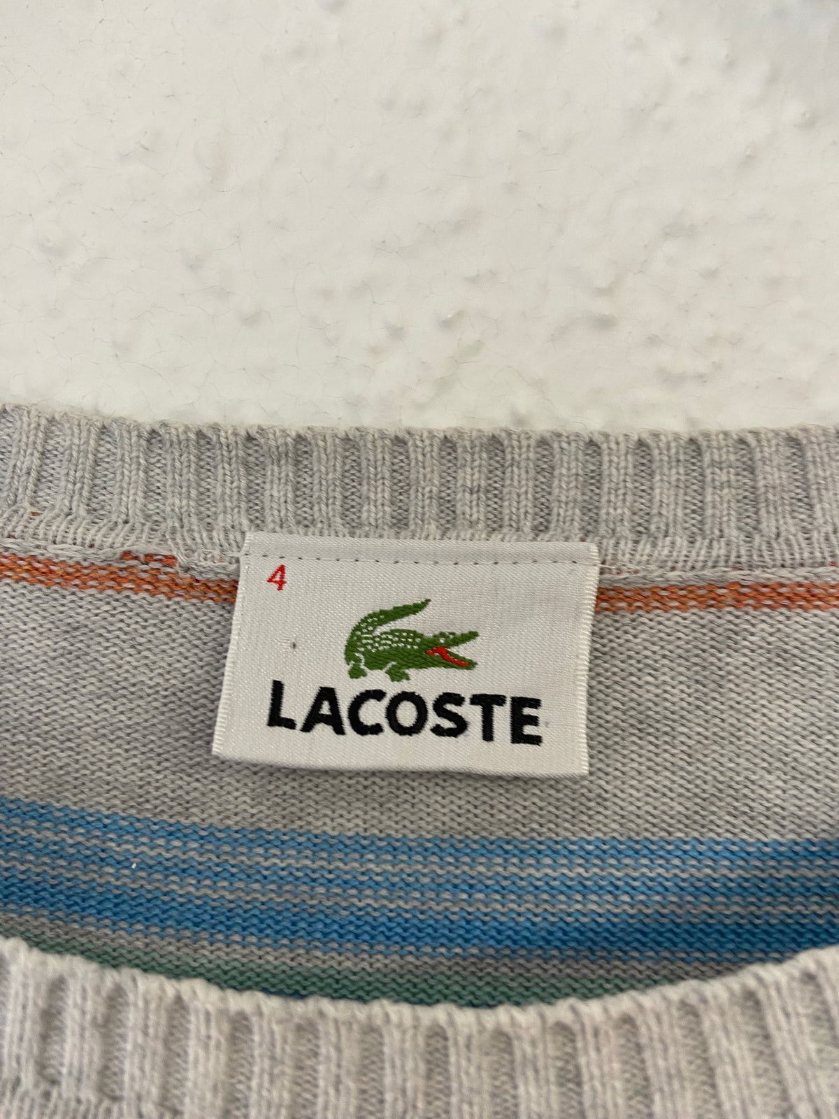 Pull gris bleu et orange Lacoste taille M