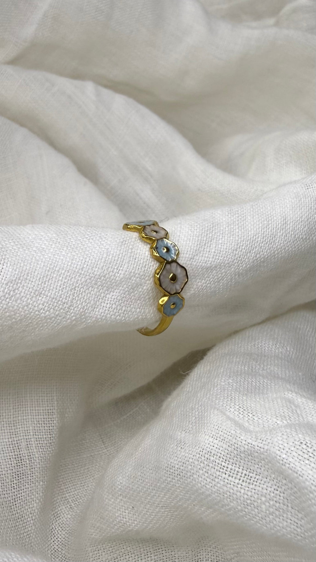 Bague fleurs blanches et bleues